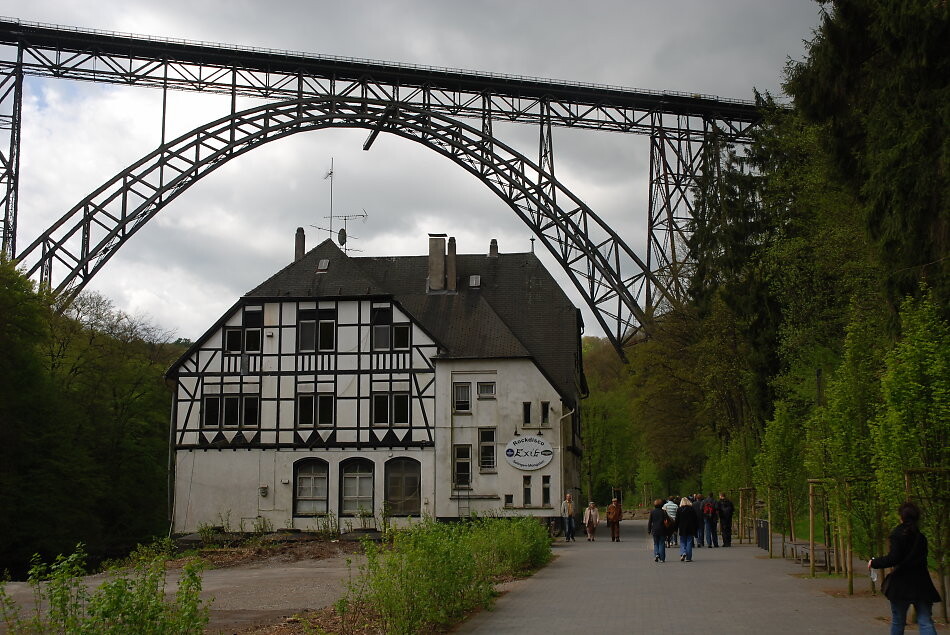 Das Gebäude und die Müngstener Brücke 2008 - Foto von tetti.de