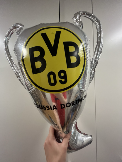 Luftballon in Form des Champions League Pokals mit BVB-Emblem