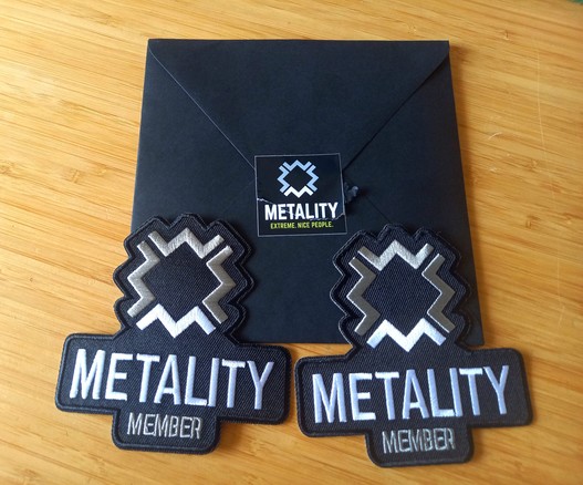 Foto: Briefumschlag mit zwei Metality Member Patches. 