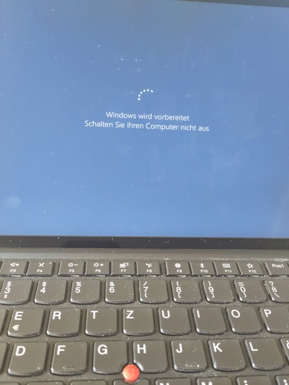 Blauer Bildschirm:
Windows wird vorbereitet.
Schalten Sie ihren Computer nicht aus.