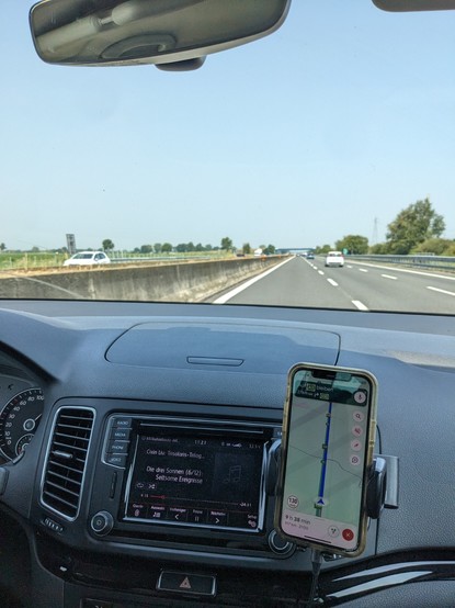 Bild aus dem Auto von der Rückfahrt aus Italien. Noch knapp 900km und 9,5h Fahrt.
Im Autoradio läuft das Hörspiel von Die drei Sonnen.