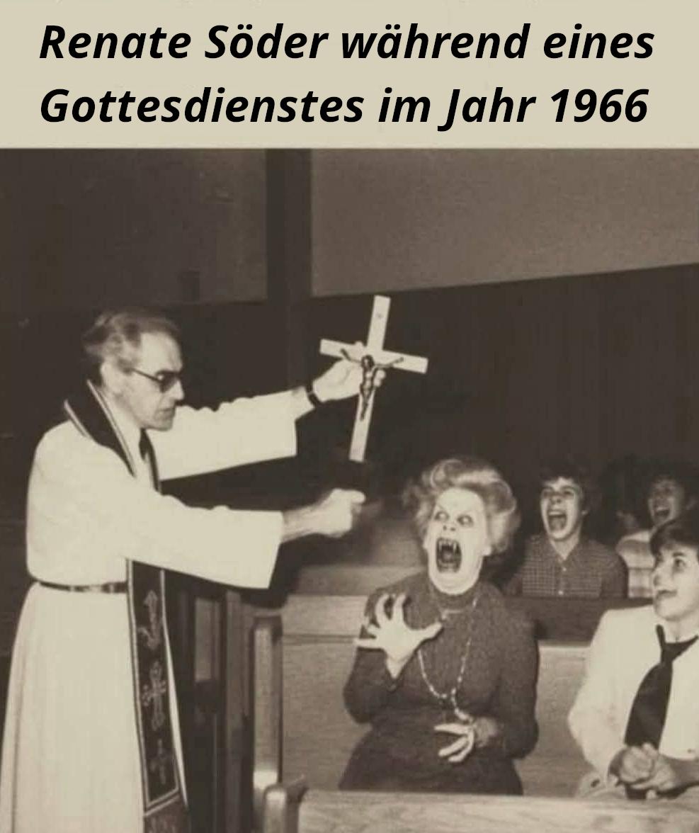 altes Foto aus einer Kirche, der Pfarrer steht neben einer offenbar vom Teufel besessenen Besucherin und hält ihr ein Kreuz entgegen. Darüber steht: "Renate Söder während eines Gottesdienstes im Jahr 1966"