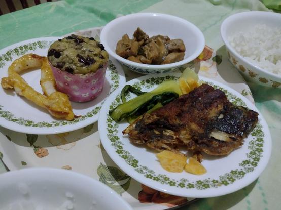 From left to right: 
Saucer with a pilipit & a banana muffin. 
Saucer with 1/4 daing na bangus & a celery. 
Bowl of pork adobo. 
Bowl of rice.