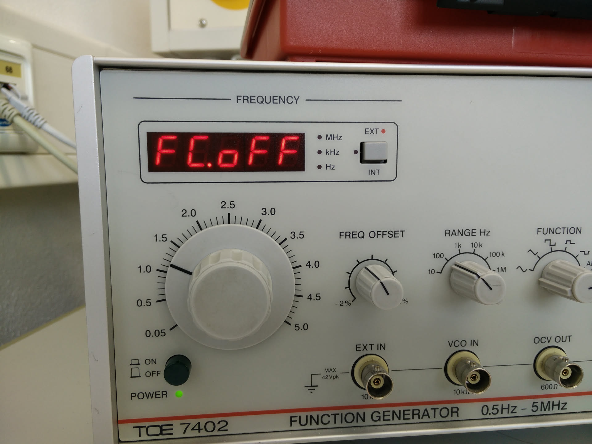 Function generator device shows on display: "FC.oFF"