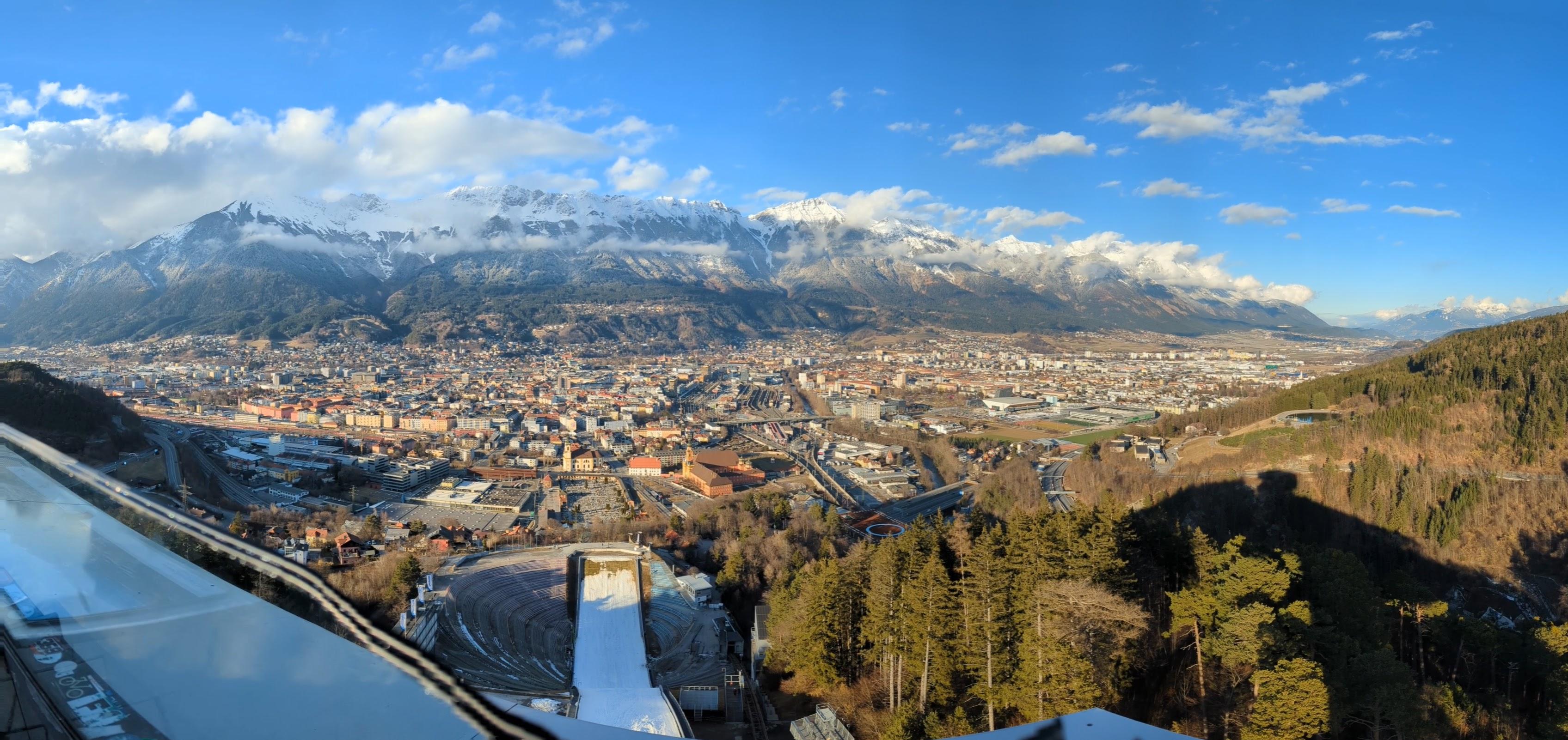 Die Stadt Innsbruck von einer Skisprungschanze aus
