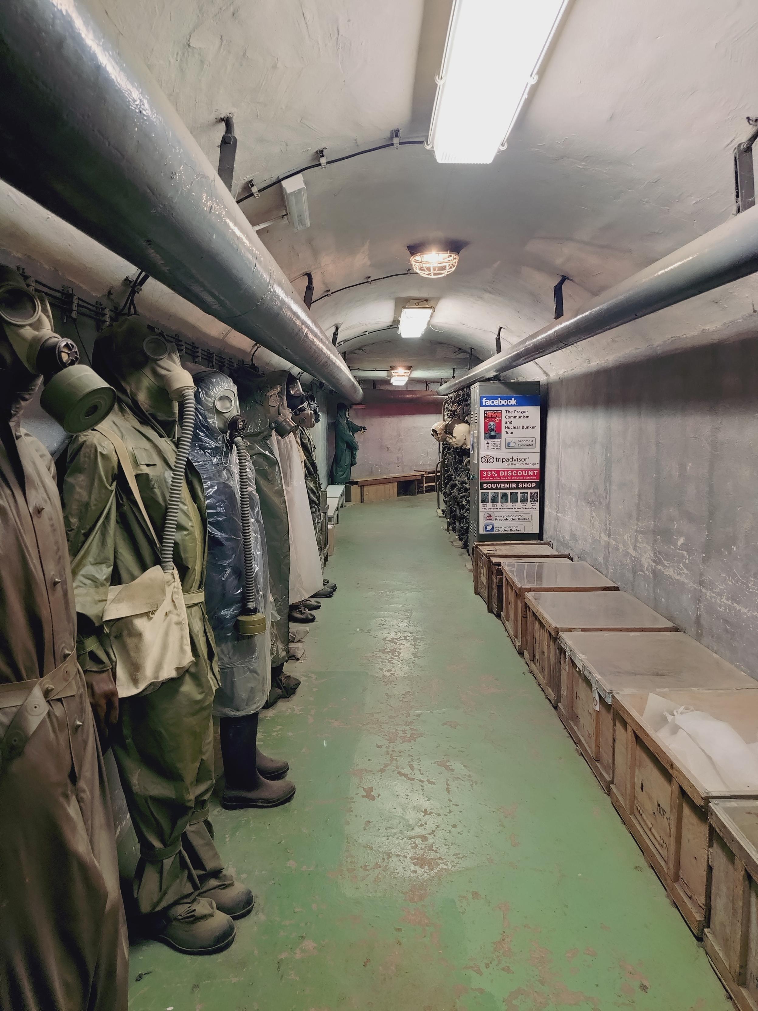 Un tunnel avec des tenues nbc