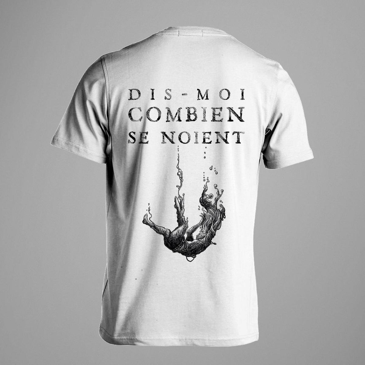 Le dos du t-shirt 
"Dis moi combien se noient"
Avec un homme qui sombre