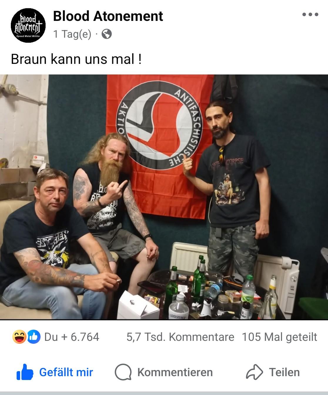 Facebook Post der Band Blood Atonement. Text: "Braun kann uns mal!" FOTO: DREI Metalmusiker vor einer Antifa-Fahne